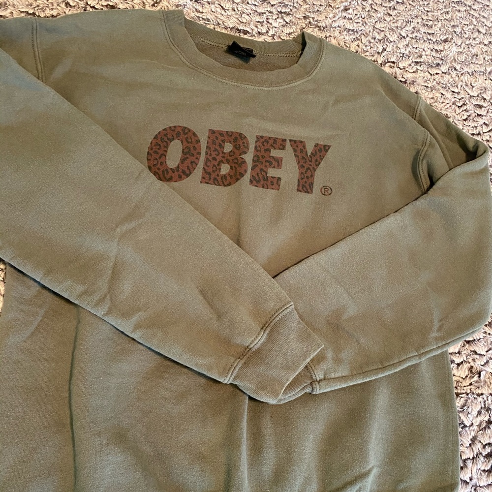 throwback OBEY crewneck!